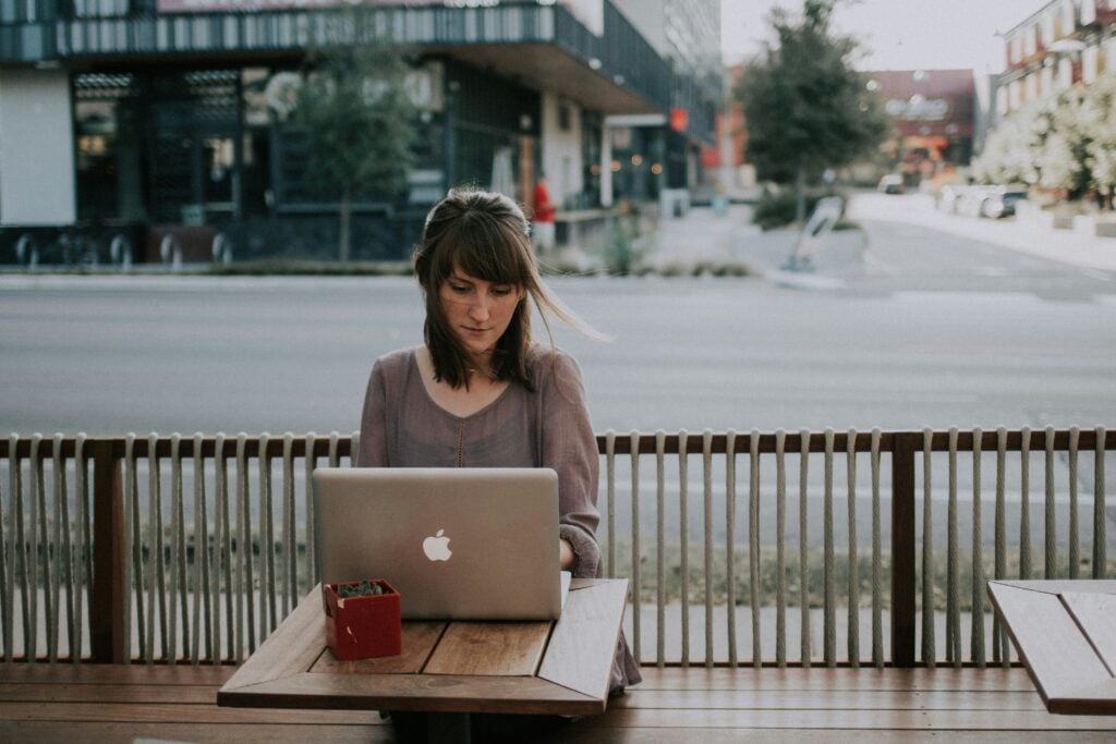 The Freelance Gender Pay Gap: Global Analysis 2025 – Why Women Freelancers Earn 28% Less Than Men