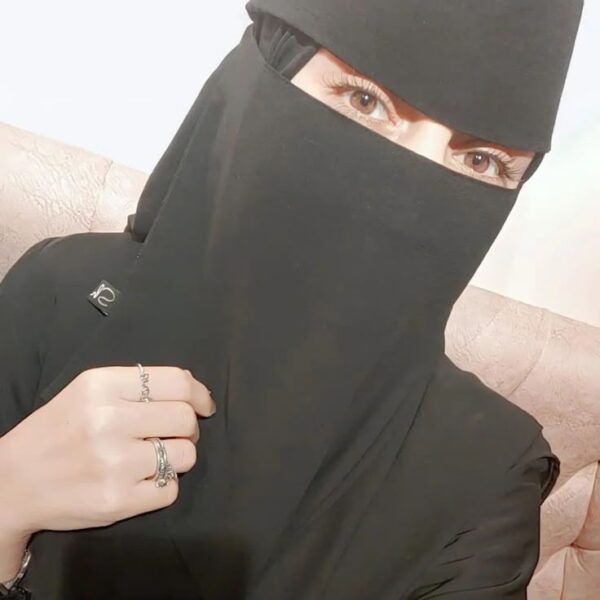 عليا  رسام