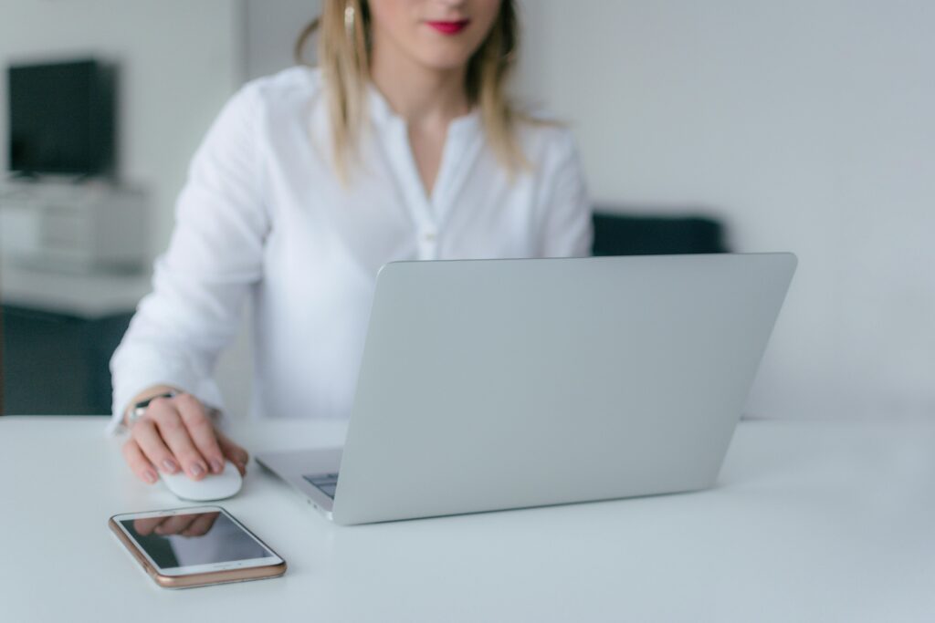 Bienvenue dans mon espace de design créatif ! Je me spécialise dans la conception de cartes accrocheuses, de logos professionnels et de T-shirts tendance qui aident chacun - portfolio - 0