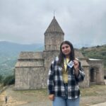 Je peux être guide touristique en Arménie, traduire en russe ou en anglais. 