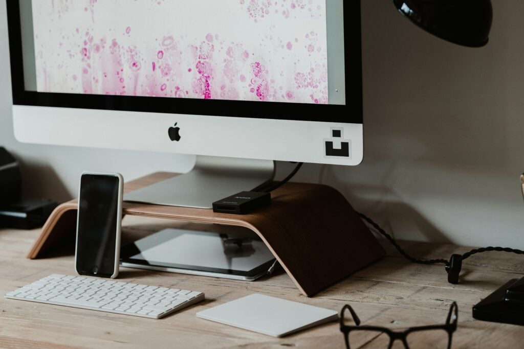The Side Hustle → Full-Time Freelance Transition: When to Quit Your Job (Calculator)
