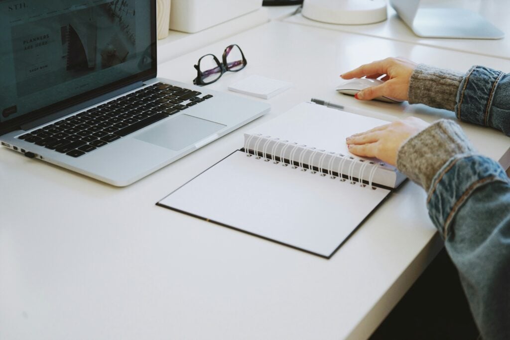 VAT-Compliant Invoicing for EU Freelancers — Tools That Handle It Automatically