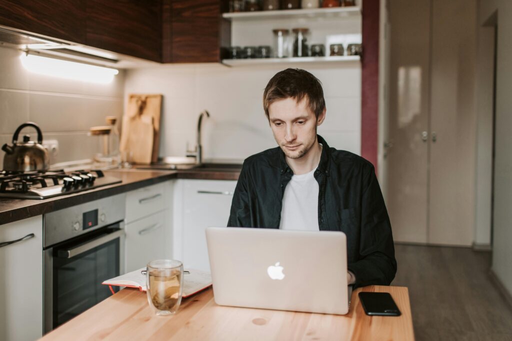 Freelance en Suisse – Tarifs CHF et Couverture AVS (Guide 2026)