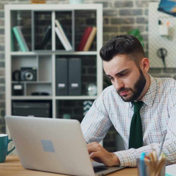 Freelancing While on a Work Visa – Legal Guide for 40 Countries