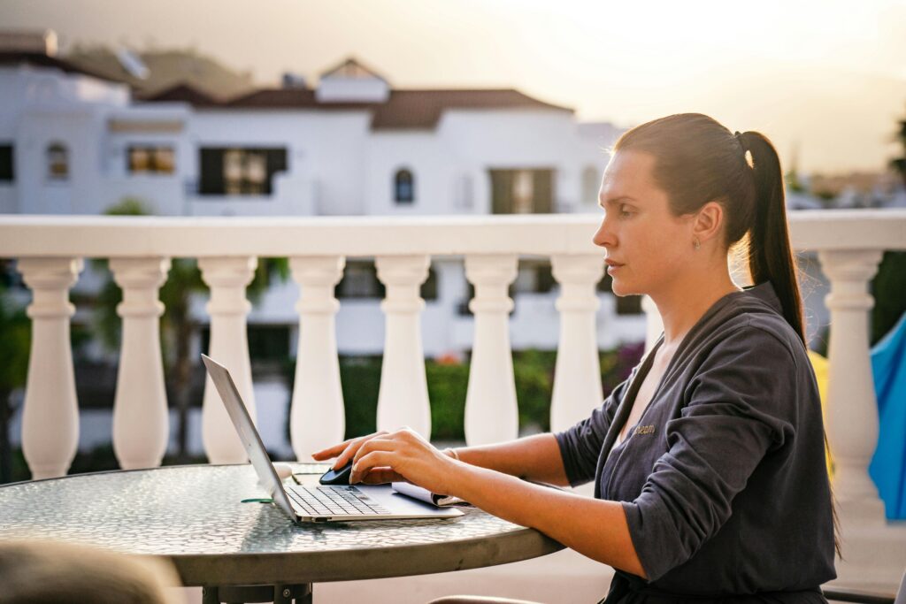 The Freelance Work Hours Report – Do Freelancers Actually Work Less?