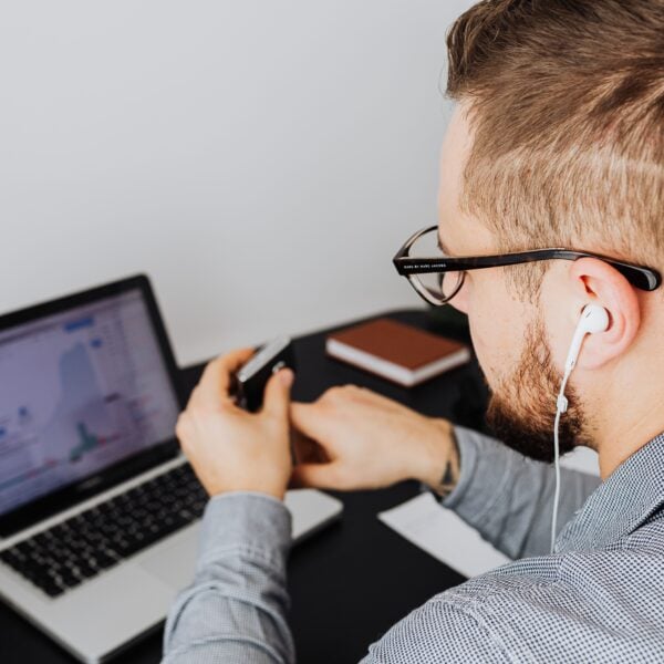Questions to ask a freelancer before hiring: 50-question guide