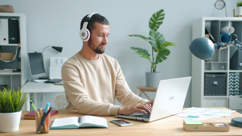 Freelancing vs dropshipping: which is better for making money online in 2026