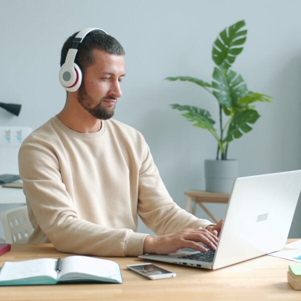 Freelancing vs dropshipping: which is better for making money online in 2026