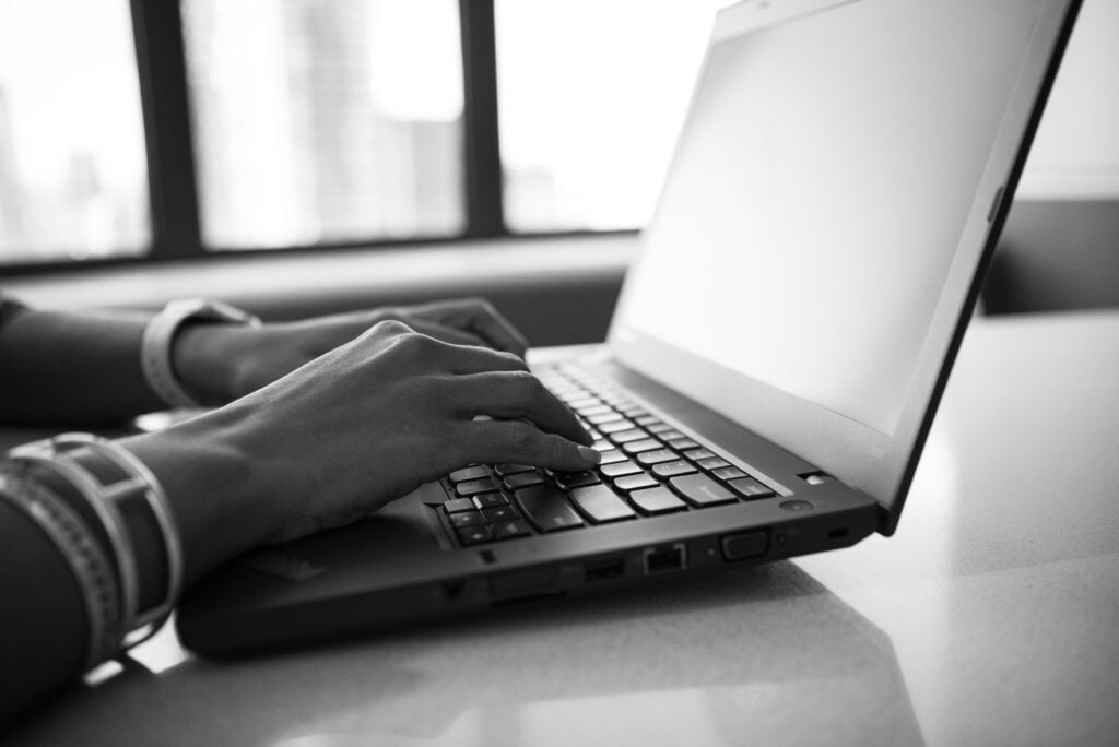Je rédige des e-mails, des publicités sur les réseaux sociaux et des pages de destination à fort taux de conversion pour votre marque